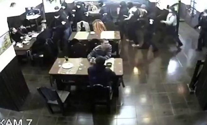 Μπαίνουν 35 μαφιόζοι στο μπαρ- Προσέξτε τι κάνει αυτός ο τύπος στην μέση (βίντεο)
